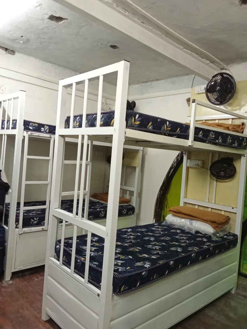 Bed and Budget - Koperkhairne room in Navi Mumbai