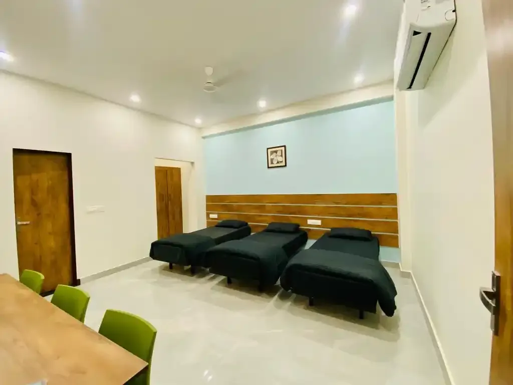 Apna Girls Pg room in Pune City