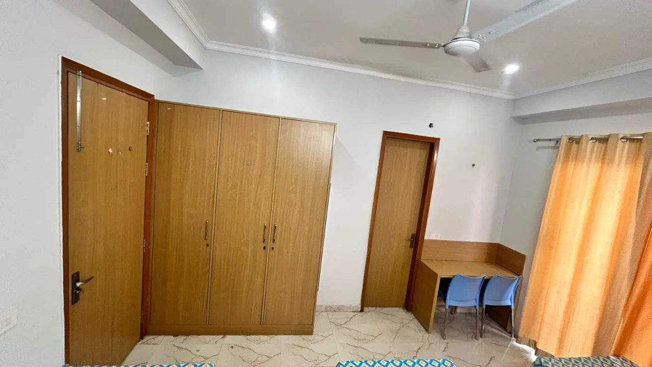 Royal Paradise Premium Girls Hostel (Campus-8)